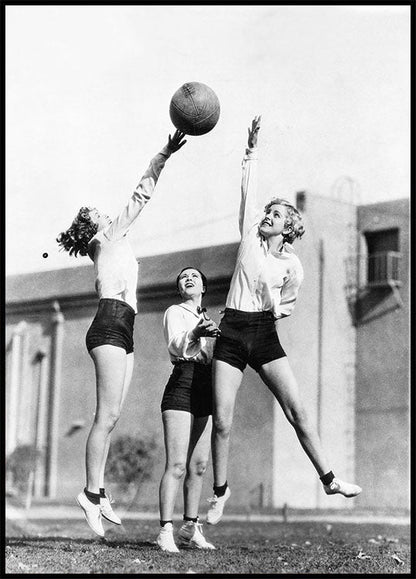 Women Playing Basketball Plakat - Posterbox.no