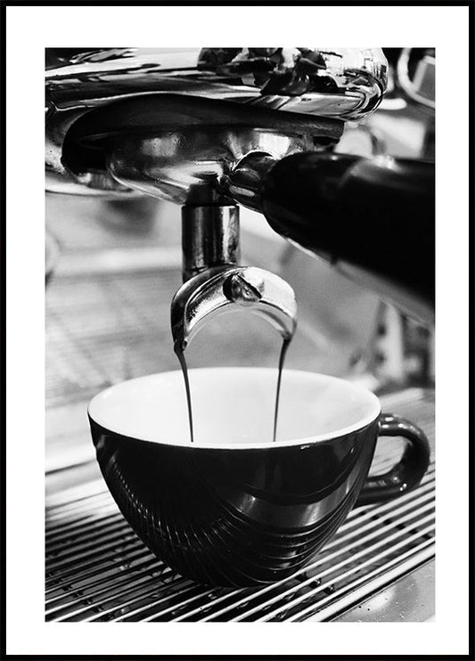 Poster Espresso-Kaffee in eine Tasse gießen B &amp; W 