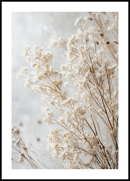 Sanftes Flüstern getrockneter Wildblumen in hellen Tönen Poster