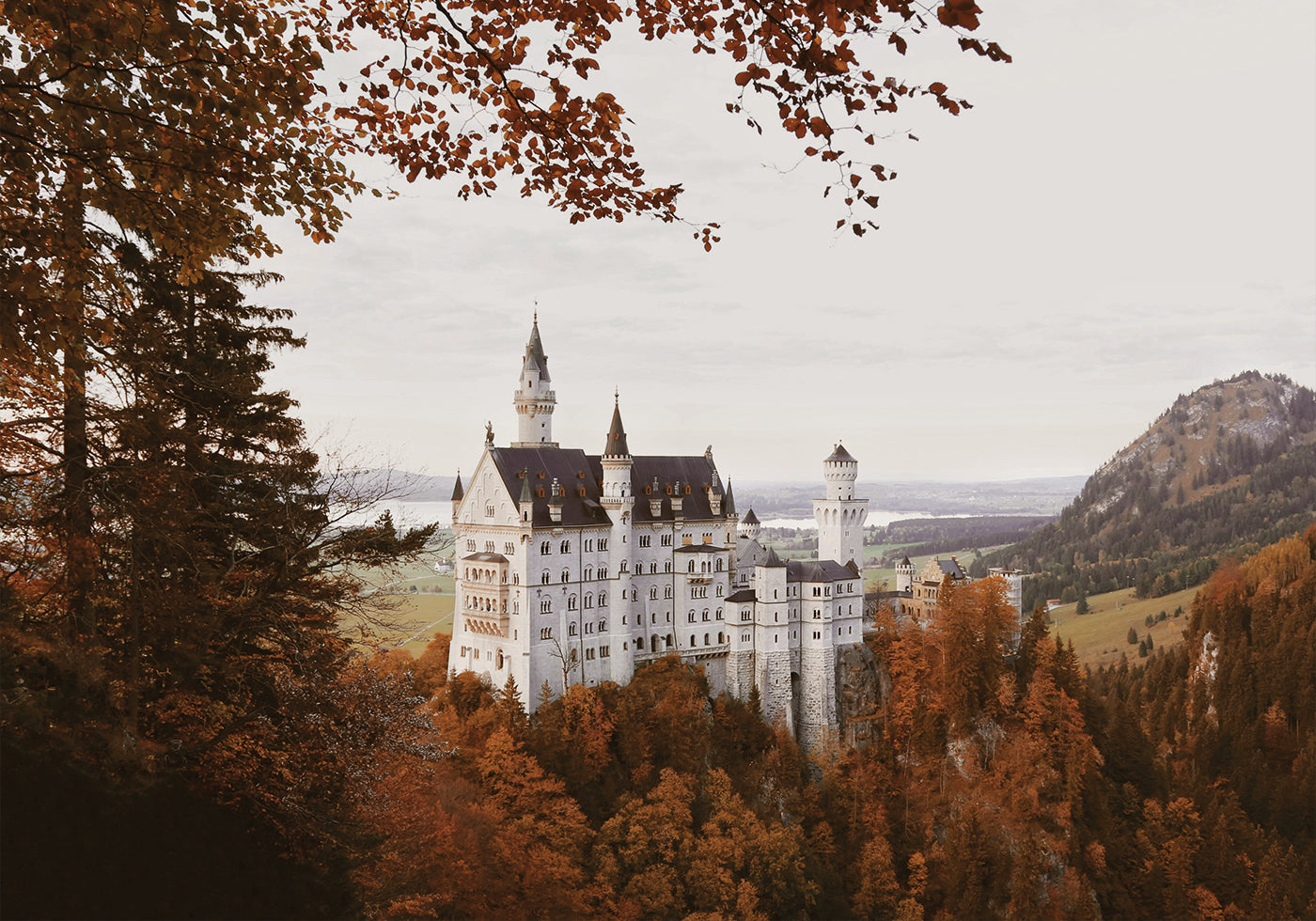 Poster Majestätisches Schloss in der Herbstlandschaft